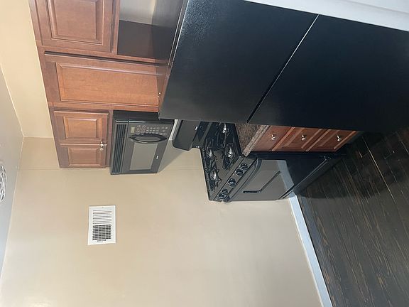 4th image of 2900 Buchanan Ave SW APT 2