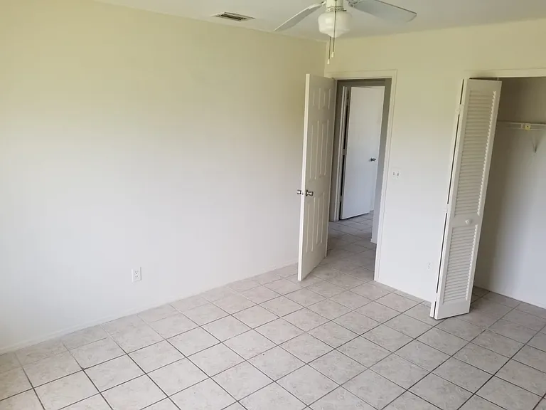 1421 SE 4th Pl — Photo 12