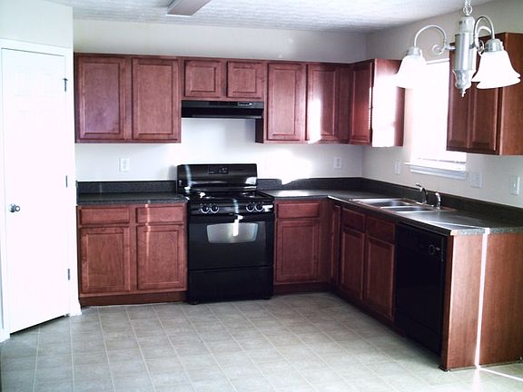http://www.propertyboss.net/CustomerImages/EXCALIBR_92531/media/Properties/2097%20Cypress%20Place%20%20%20(9DE)\/zsmall_2097%204kit.jpg