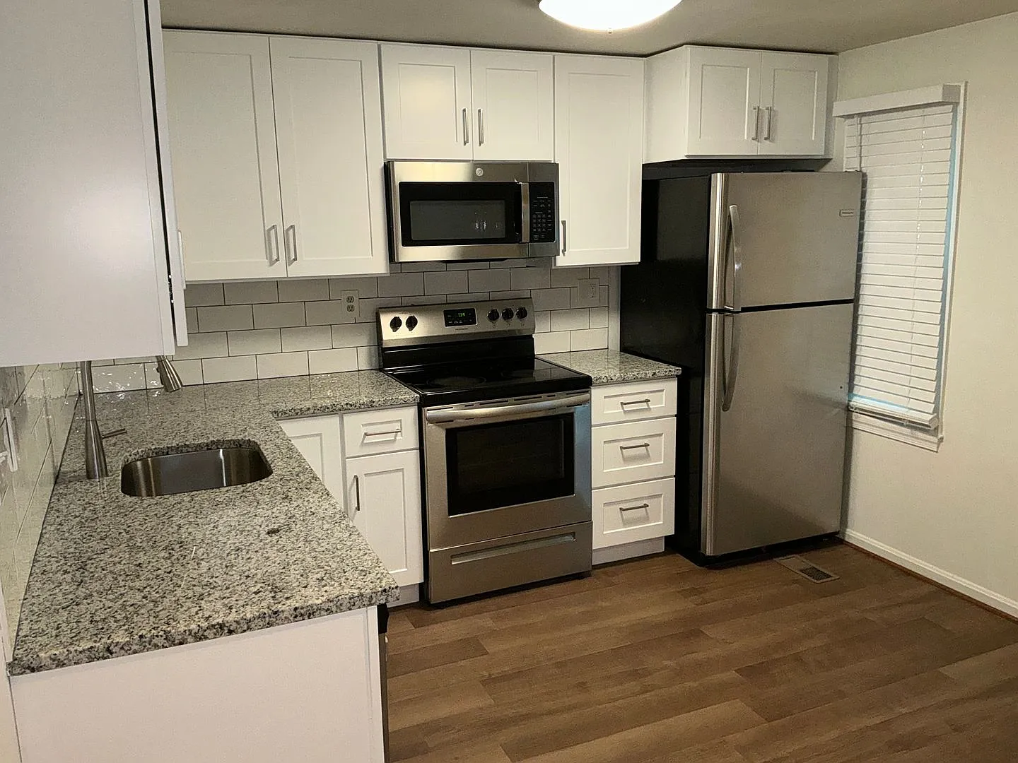 Gorgeous 2BR 2BA 3 level town home fully updated and located in Essex Place — Photo 4