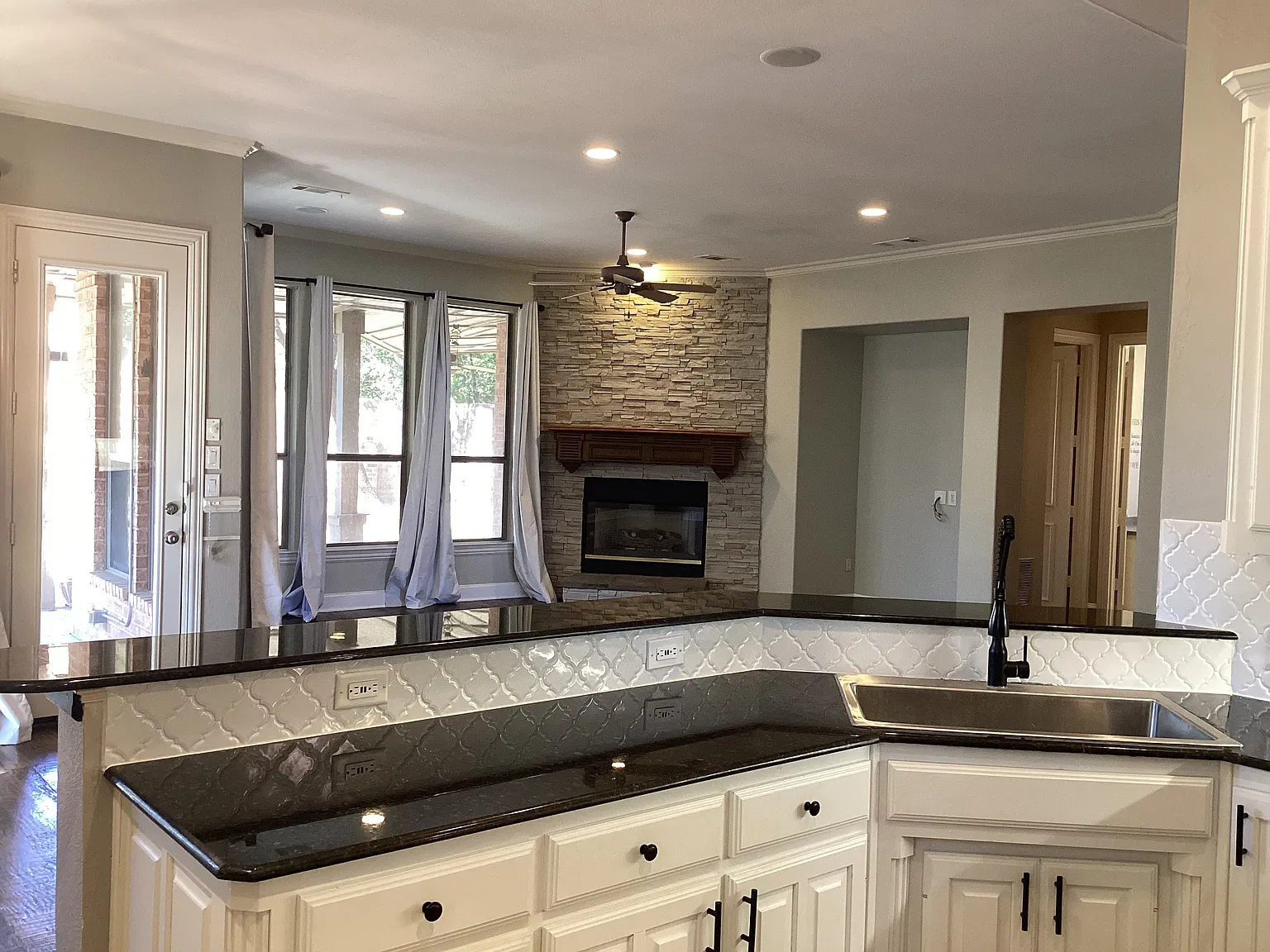5 bed, 3845 sqft, $3,995 — Photo 4