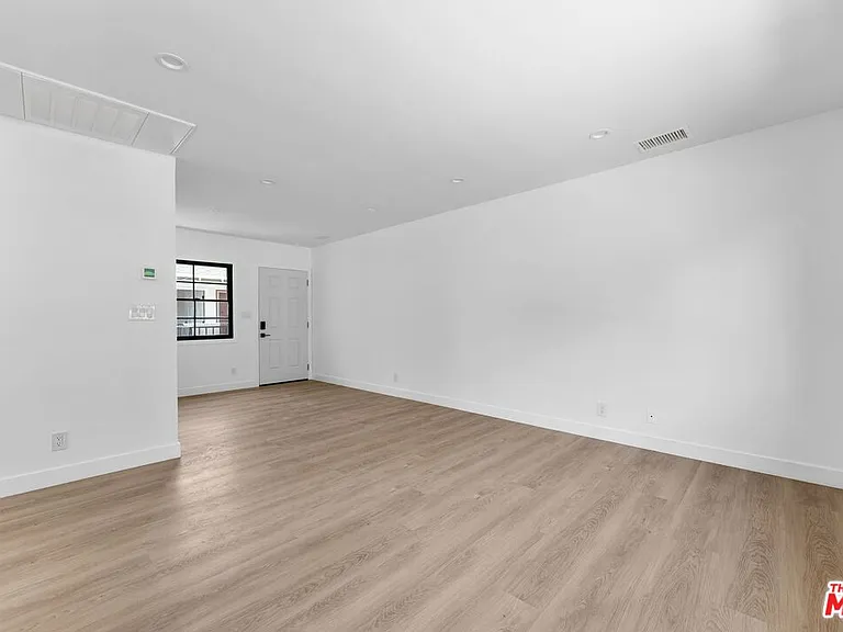 8730 Holloway Dr — Photo 6