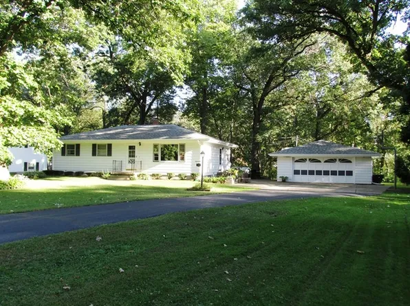 575 River Ln, Dixon, IL 61021