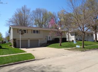 112 Meadowlark Ln NW, Cedar Rapids, IA 52405