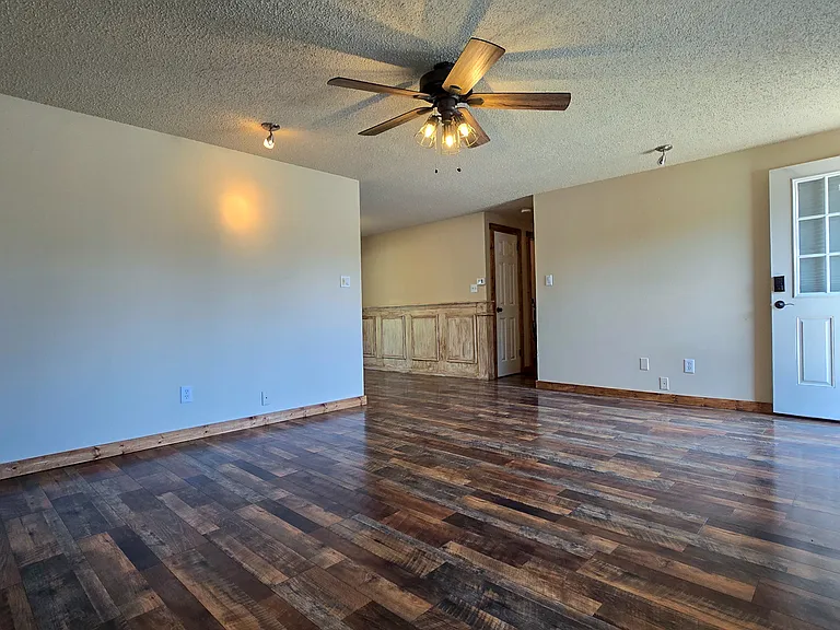 2120 N Wilson Ave — Photo 8