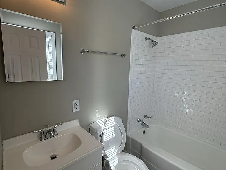 1437 W 4th St — Photo 4