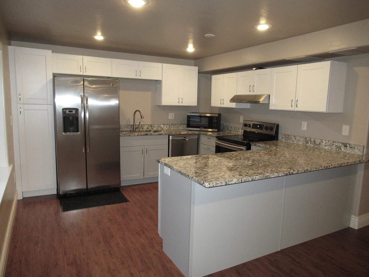 3 bed, 1.5 bath, 2100 sqft, $2,200 — Photo 4