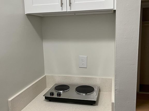 3rd image of 855 S Oxford Ave APT 11