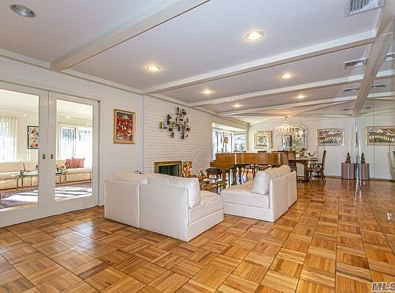 3rd image of 132 Soundview Dr