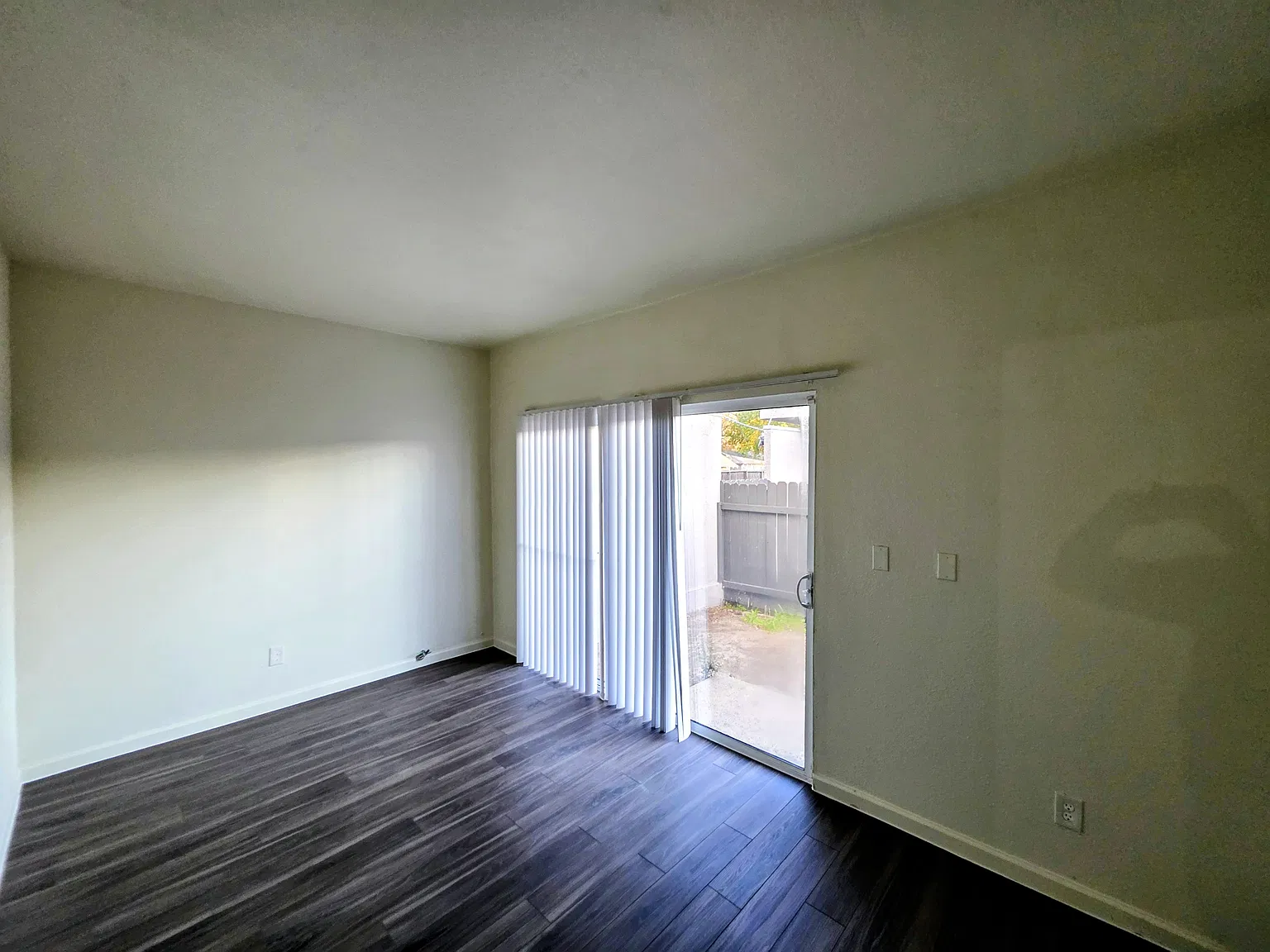 3 bed, 1050 sqft, $2,195 — Photo 4