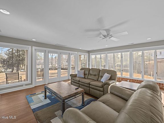 4th image of 302 W Wilson Creek Drive