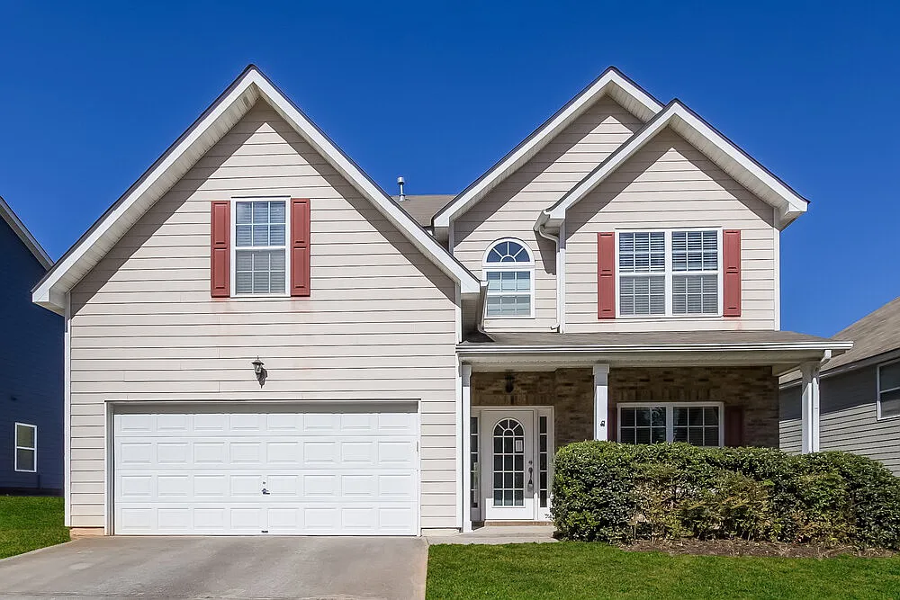 4 bed, 2.5 bath, 2933 sqft, $2,500 — Photo 1