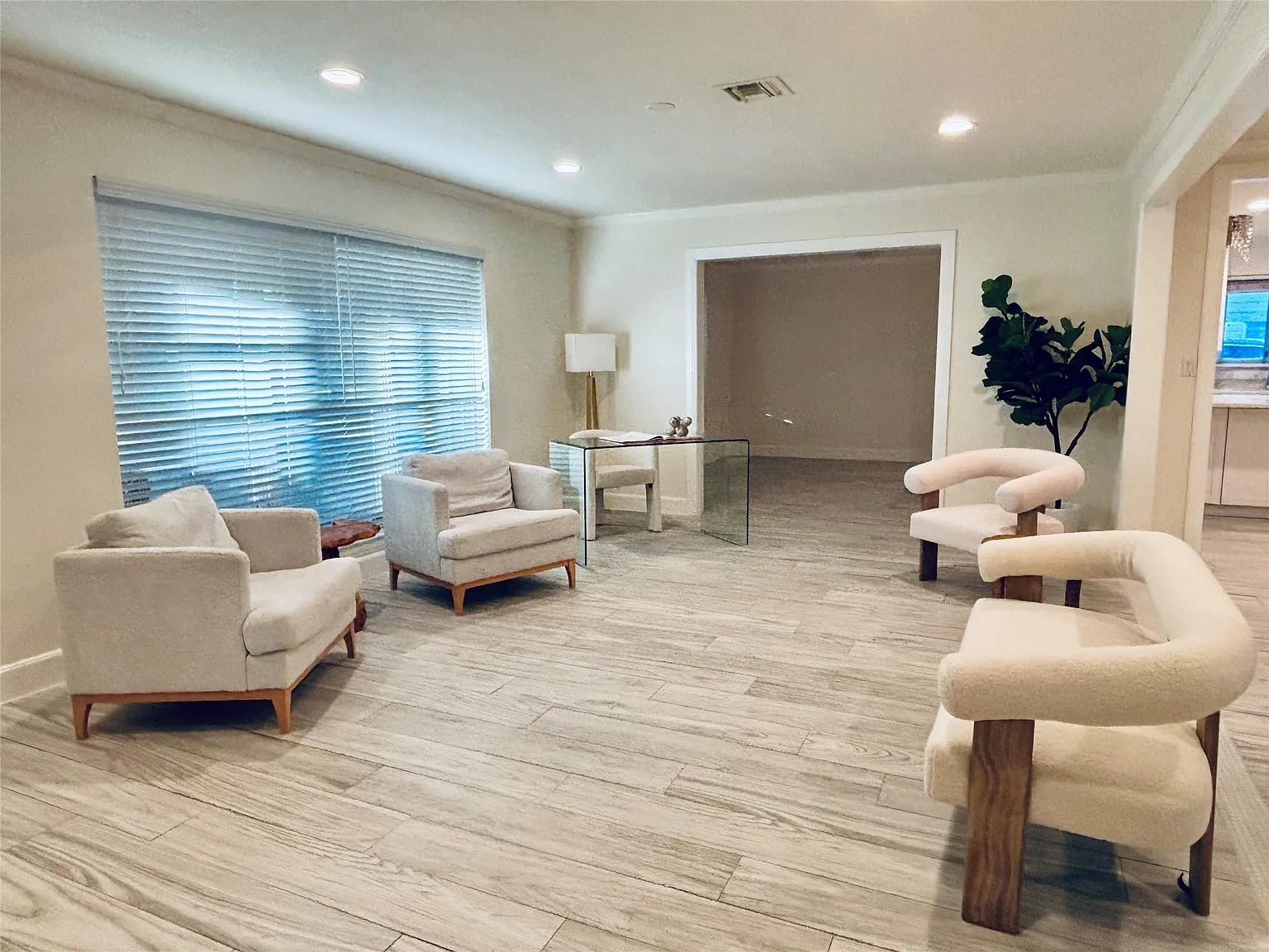 3 bed, 2.0 bath, 2560 sqft, $3,200 — Photo 4
