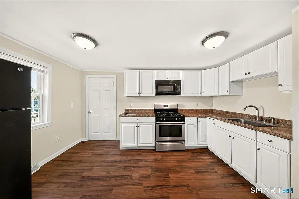3 bed, 1.0 bath, 965 sqft, $2,200 — Photo 3