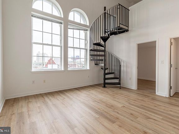 2nd image of 109 W Wildey St Penthouse 2