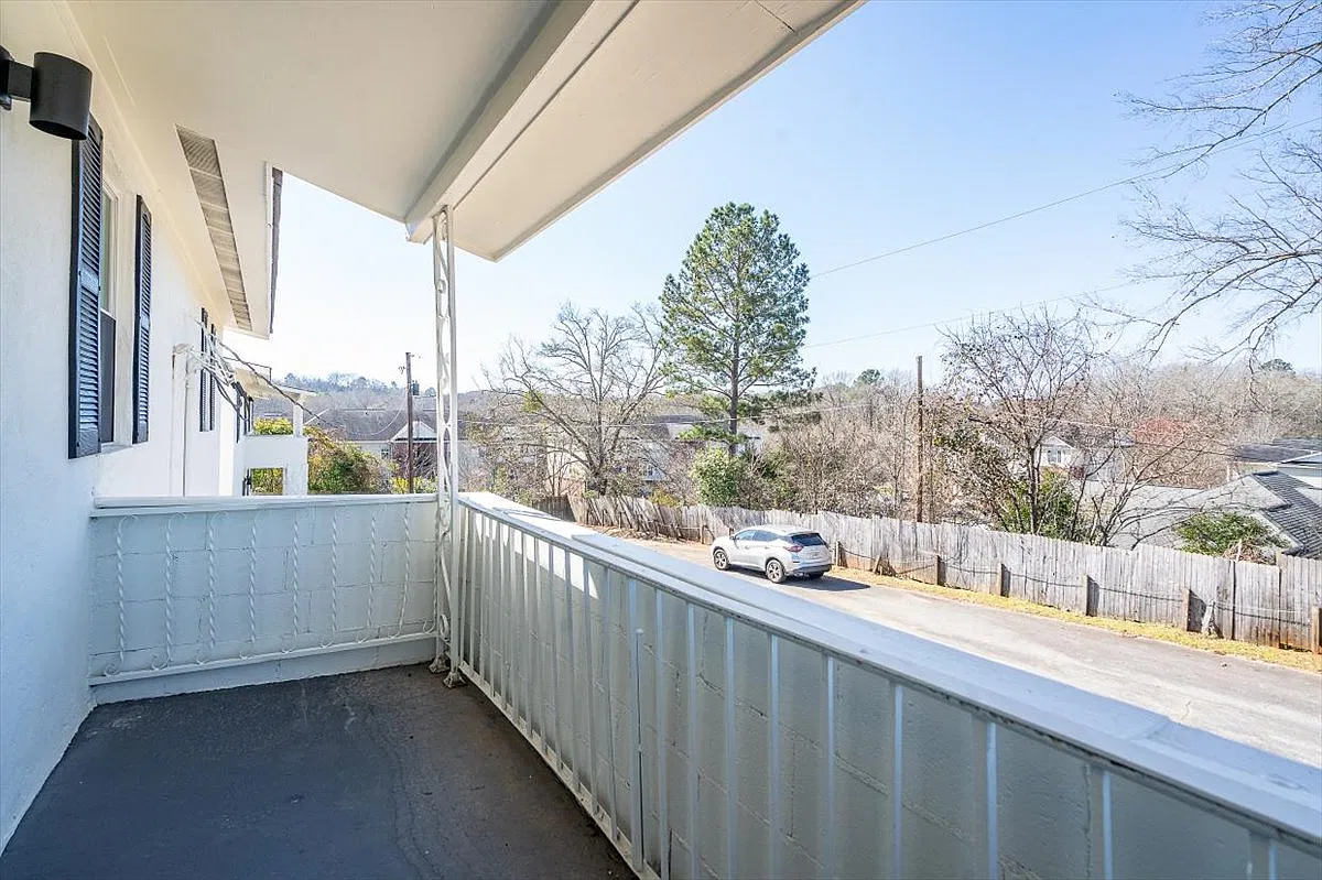 410 S Columbia St — Photo 4