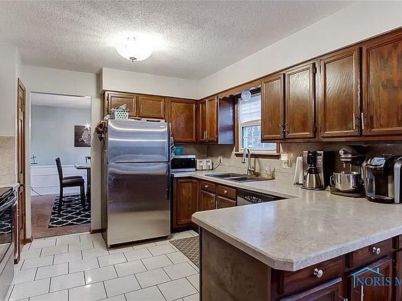 5th image of 2221 N Manor Dr