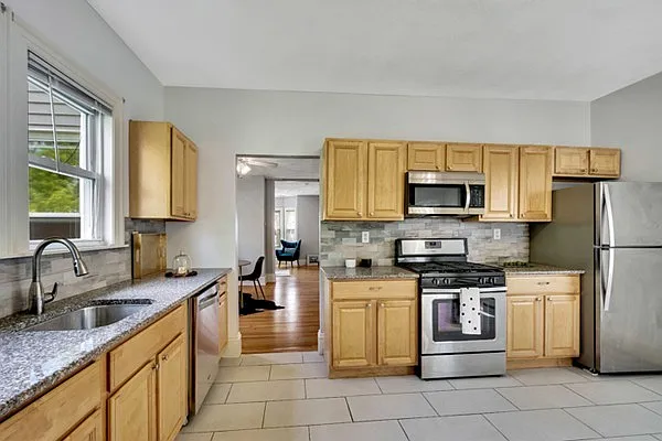 3 bed, 1500 sqft, $3,350 — Photo 2