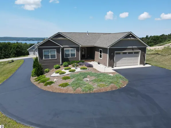 8087 S Bingham Rdg, Traverse City, MI 49684
