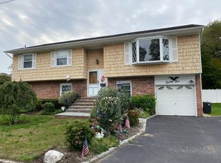 25 Gaffney St APT 1, Glen Cove, NY 11542