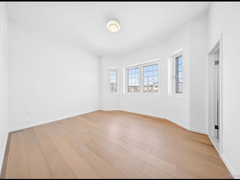 150-21 Hawtree St #1 — Photo 3