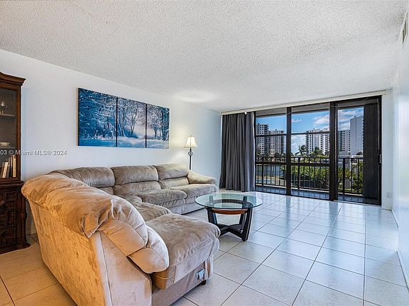 4th image of 1000 Parkview Dr APT 428