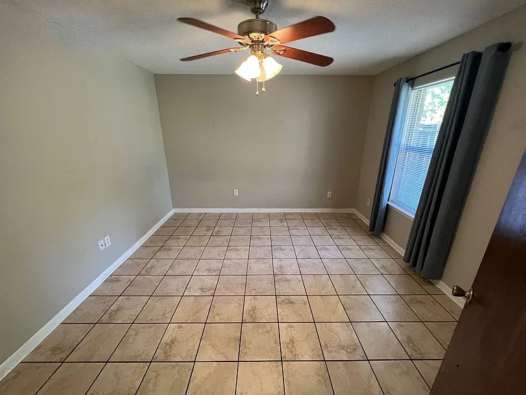 3402B Greenbriar Ct — Photo 5