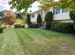 8 Weiss Ter, Chestnut Ridge, NY 10977