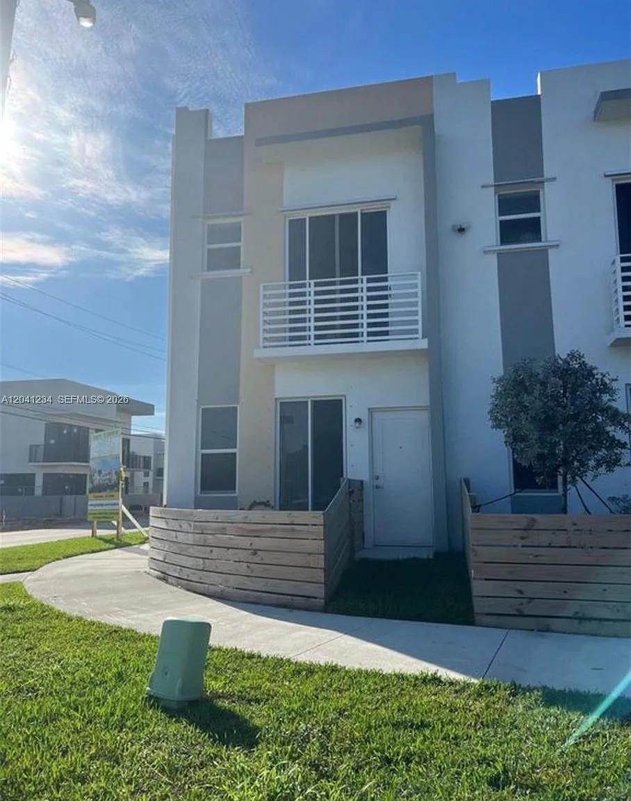 3 bed, 2.5 bath, 1584 sqft, $2,799 — Photo 1