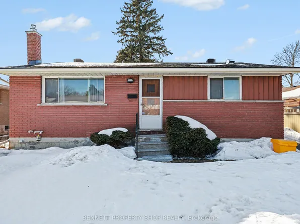 1112 Cobden Rd, Ottawa, ON K2C 2Z2