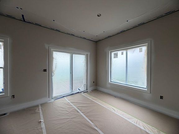 5th image of 102 Kinsey St
