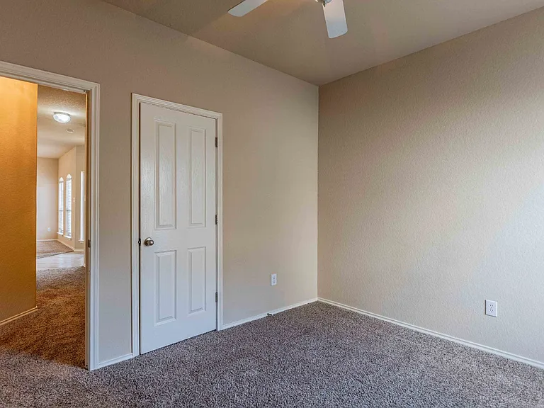 906 Ashbury Blf — Photo 27