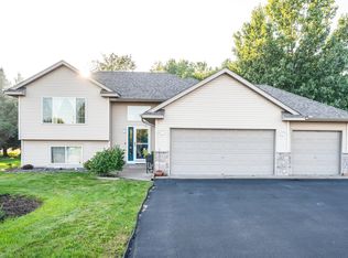 38516 Henna Ct, North Branch, MN 55056