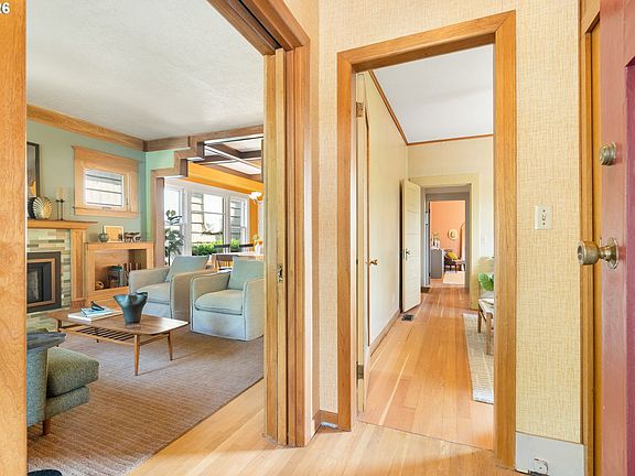 4th image of 2114 SE 31st Ave