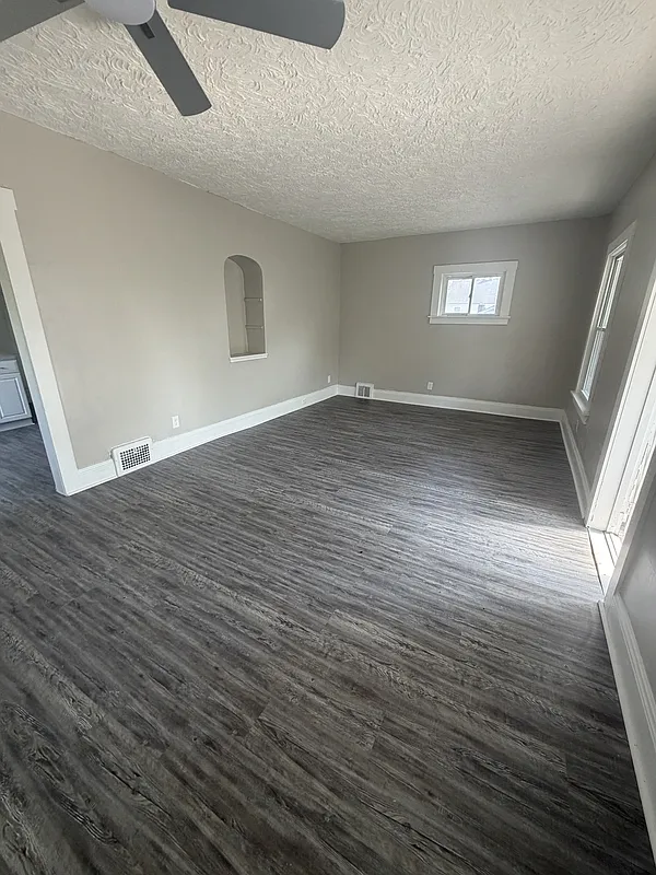 3 bed, 1.0 bath, 1000 sqft, $1,250 — Photo 3