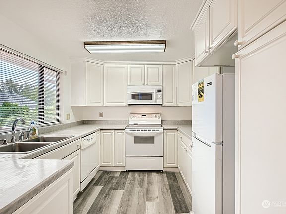5th image of 1320 142nd St E