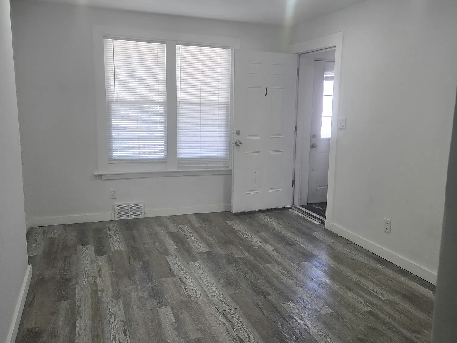 1443 W 85th St, Unit 1 — Photo 2