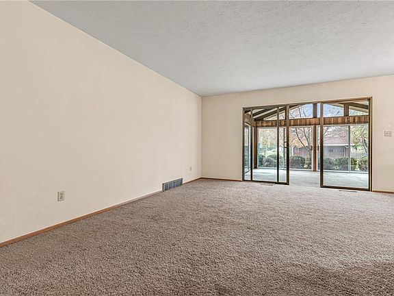 4th image of 6296 Glenwood Dr
