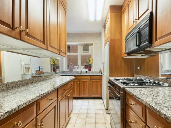 36 Sutton Place South 2A image 4 of 5
