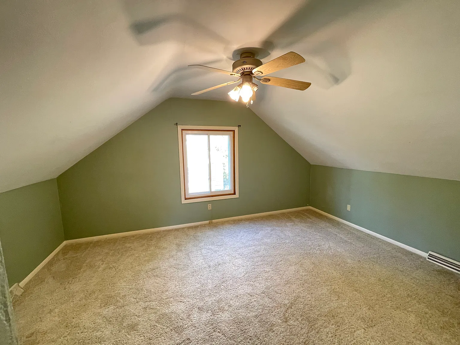 4 bed, 1760 sqft, $2,500 — Photo 2