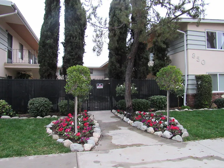 850 S Rosemead Blvd — Photo 2