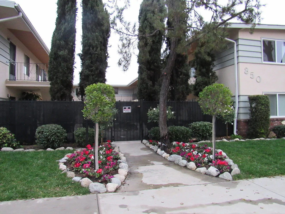 Building Photo - 850 S Rosemead Blvd
