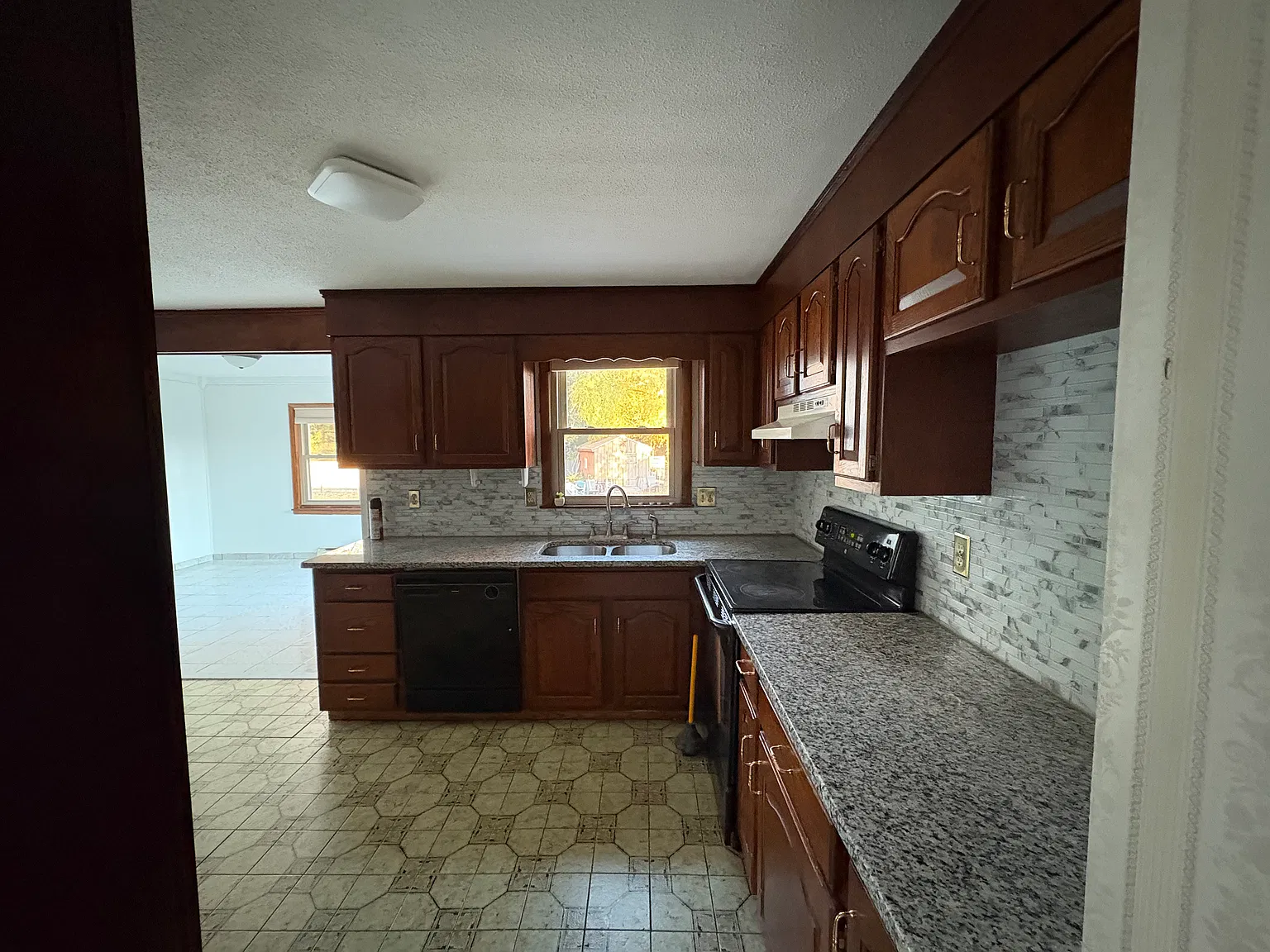 3 bed, 1600 sqft, $2,000 — Photo 2