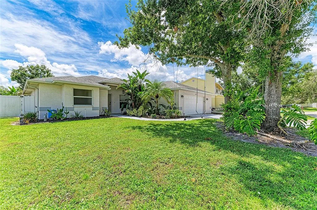3 bed, 2.0 bath, 1813 sqft, $2,850 — Photo 2