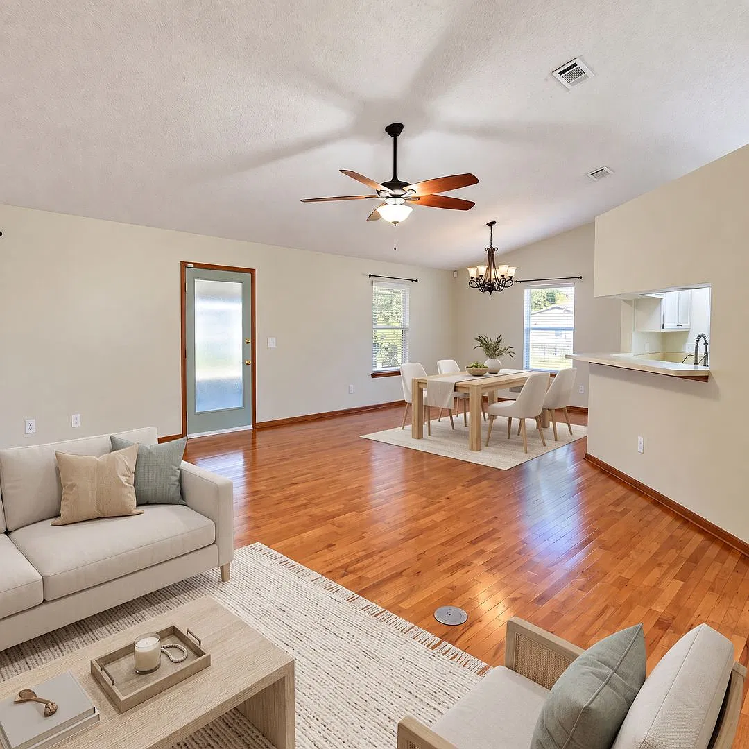 Spacious 3-Bedroom Home with Screened Lanai and Fenced Backyard — Photo 4