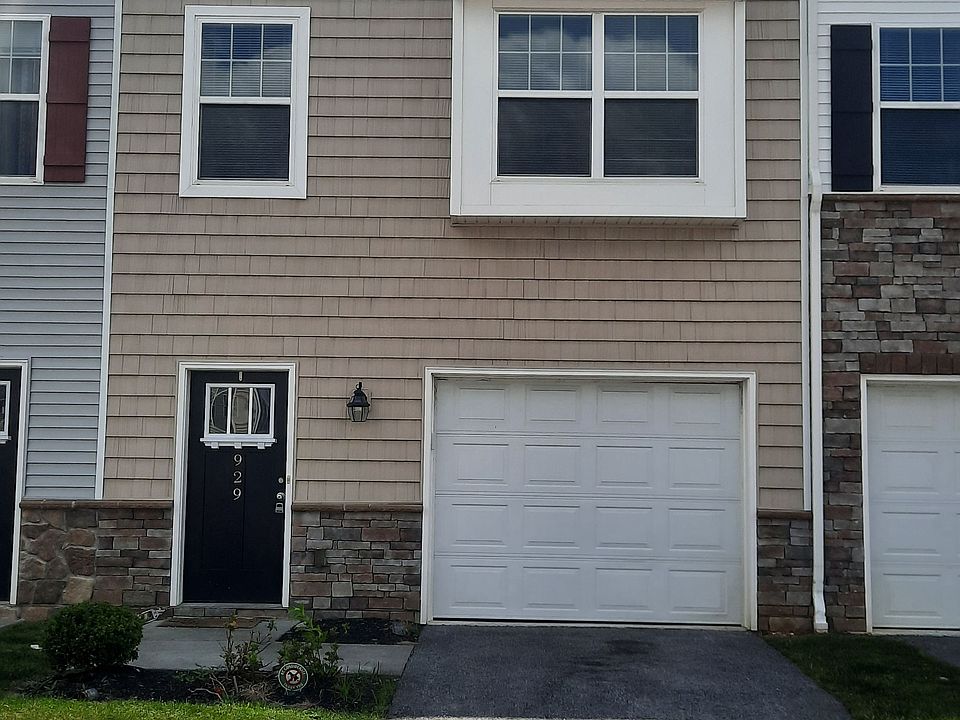 1st image of 929 Admirals Quay Dr