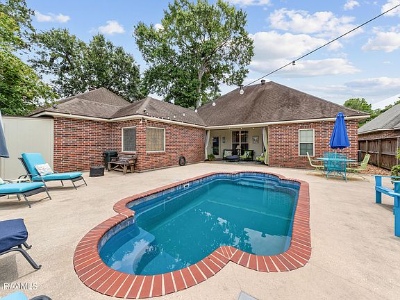 2nd image of 33 Oakthorn Ct