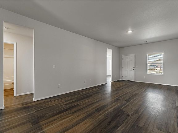 3rd image of 902 W Tanner Dr