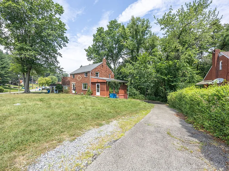 9717 Glendale Rd — Photo 4