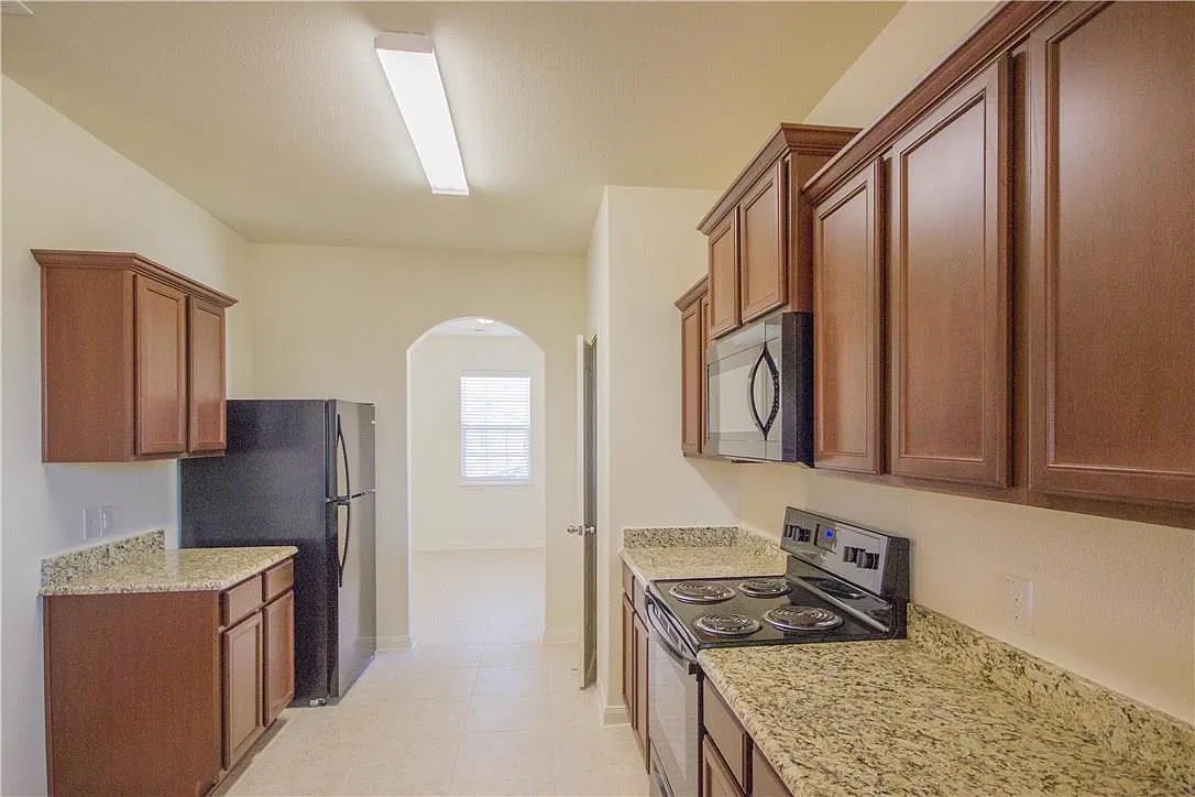 3 bed, 1608 sqft, $1,700 — Photo 3